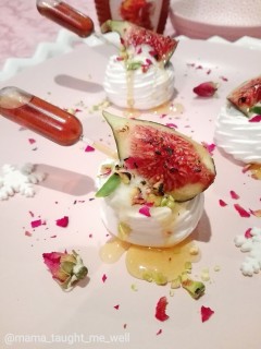 Caramelized Fig Pavlova