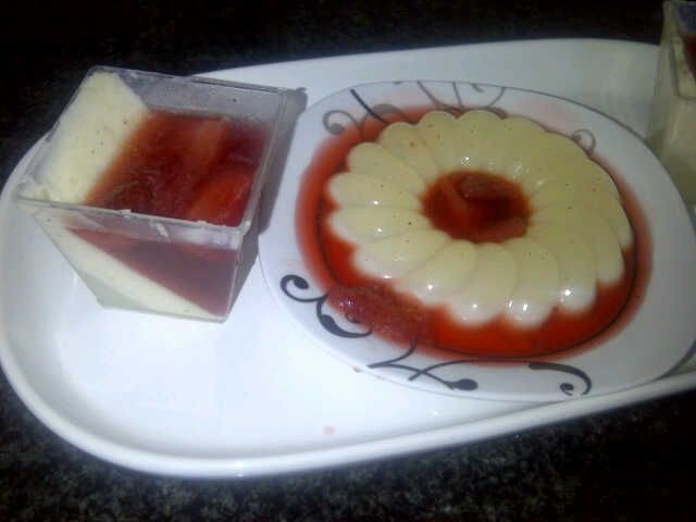 Panna Cotta With Stawberry Sauce