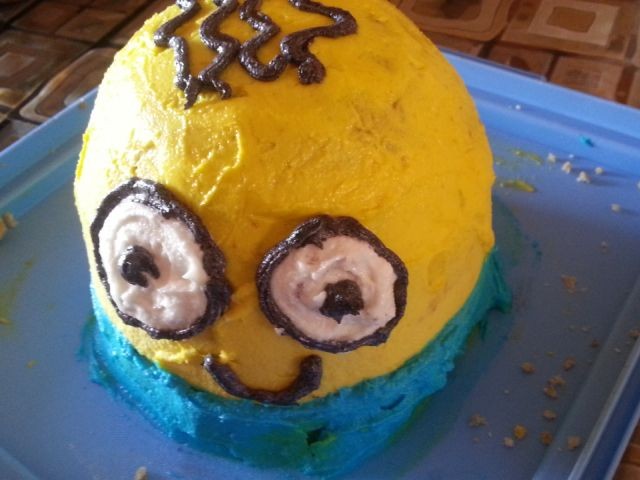 Minion Cake