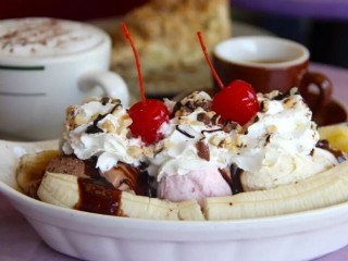 Banana Split With Warm Fudge Sauce
