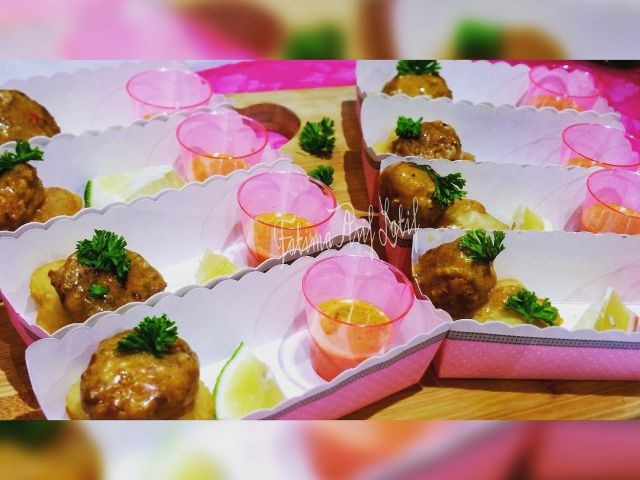 Saucy Kebabs Served With Puris