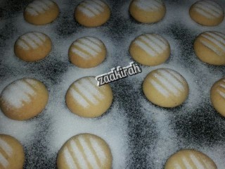 Semolina And Elachi Biscuits