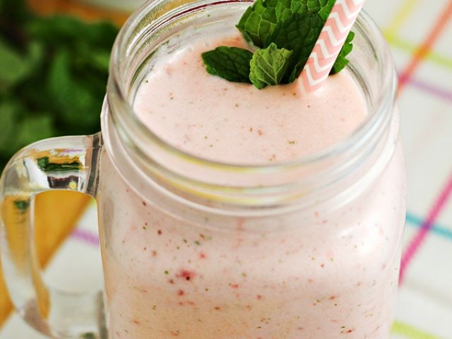 Strawberry Date Mint Smoothie