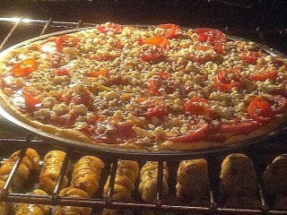 Chicken & Salami Pizza (yeast Free)