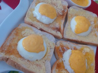 Poached Eggs With Homemade Holllandaise Sauce
