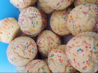 Moist Vanilla Cupcakes