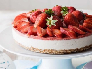 Delightful Strawberry Cheescake With Buttery Ginger Base