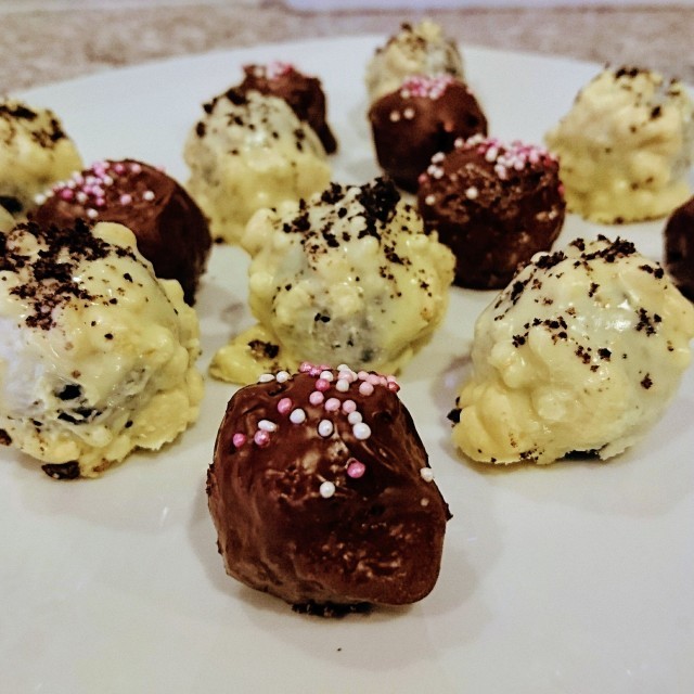 Chocolate Covered Oreo Cheesecake Balls