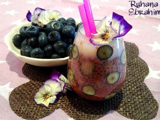 Chocolate Chia Blueberry Smoothie