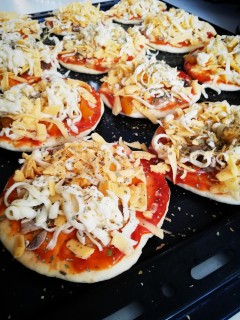 Quick Mini Margherita Pizzas