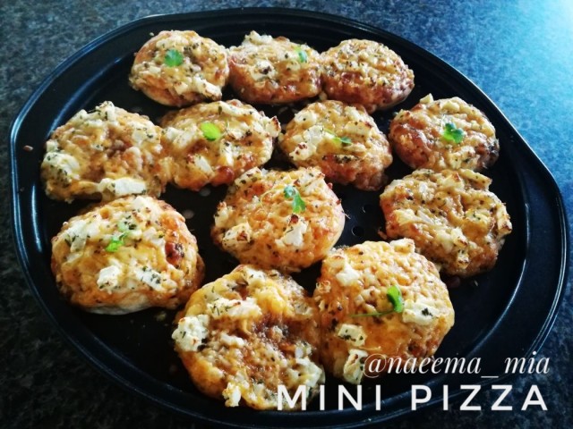 3 Cheese And Garlic Mini Pizza 