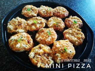 3 Cheese And Garlic Mini Pizza