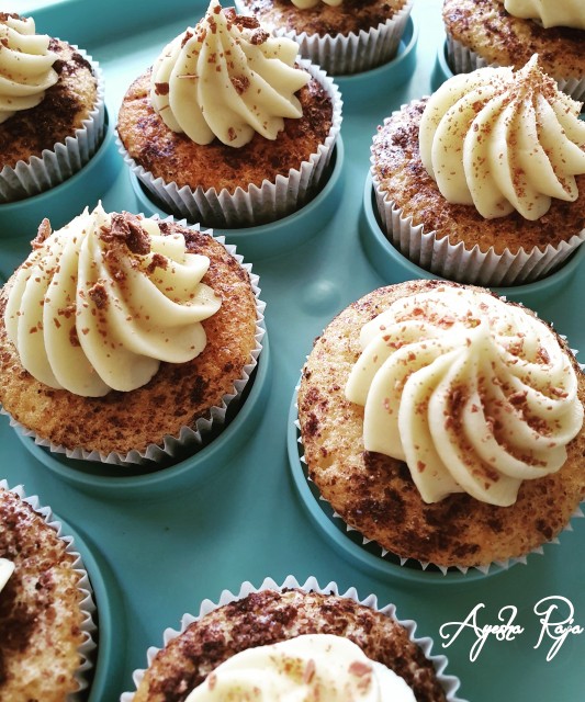 Cinnamon Cupcakes With Cream Cheese Icing