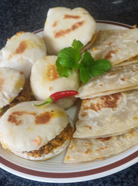 Vetkoek Buns & Roti With Mince