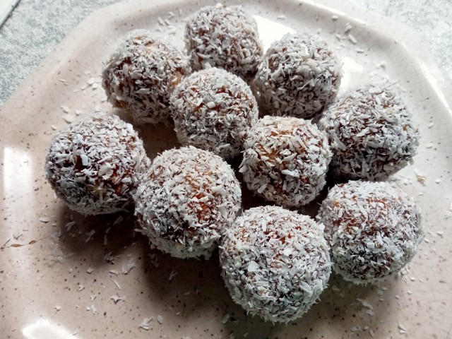 Almond And Dates Ball