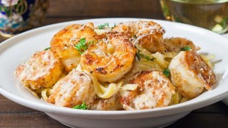 Creamy Garlic Prawns With Fettuccine Pasta