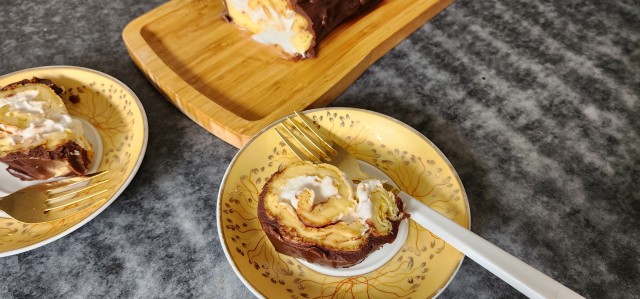 Eclairs Roll Cake