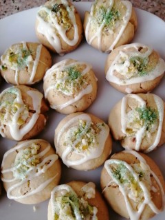 Almond Pista Kisses
