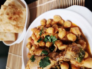 Chicken And Chickpeas Curry With Puris