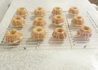 Mini Vanilla Bundt Cakes With Icing Glaze