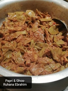 Papri & Ghosht With Moothias