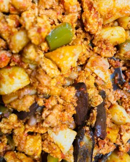 Mince Curry With Peppers, Wangra & Gadra Beans