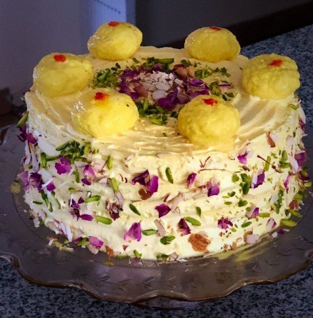 Send Online 1kg heart shape rasmalai cake and 10 roses bouquet Order  Delivery | flowercakengifts